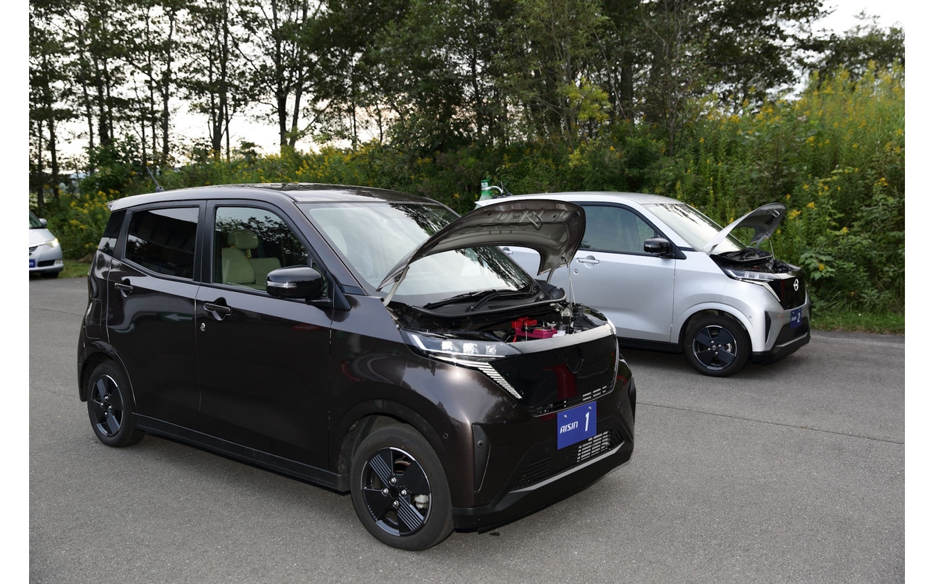 9in1の最新機能統合電動ユニットを搭載した試作車両（手前）と市販モデルの日産『サクラ』（奥）