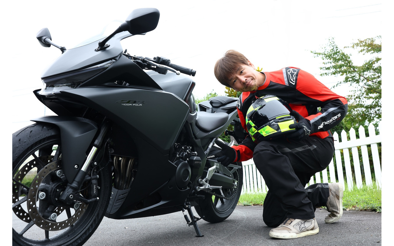 CBR400R FOUR E-Clutchと筆者（青木タカオ）。