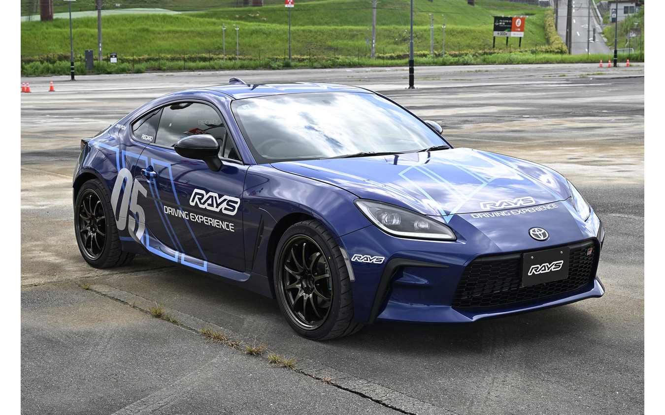 RAYS VOLK RACING CE28N-plus（18インチ×7.5J IN48）を装着したトヨタGR86