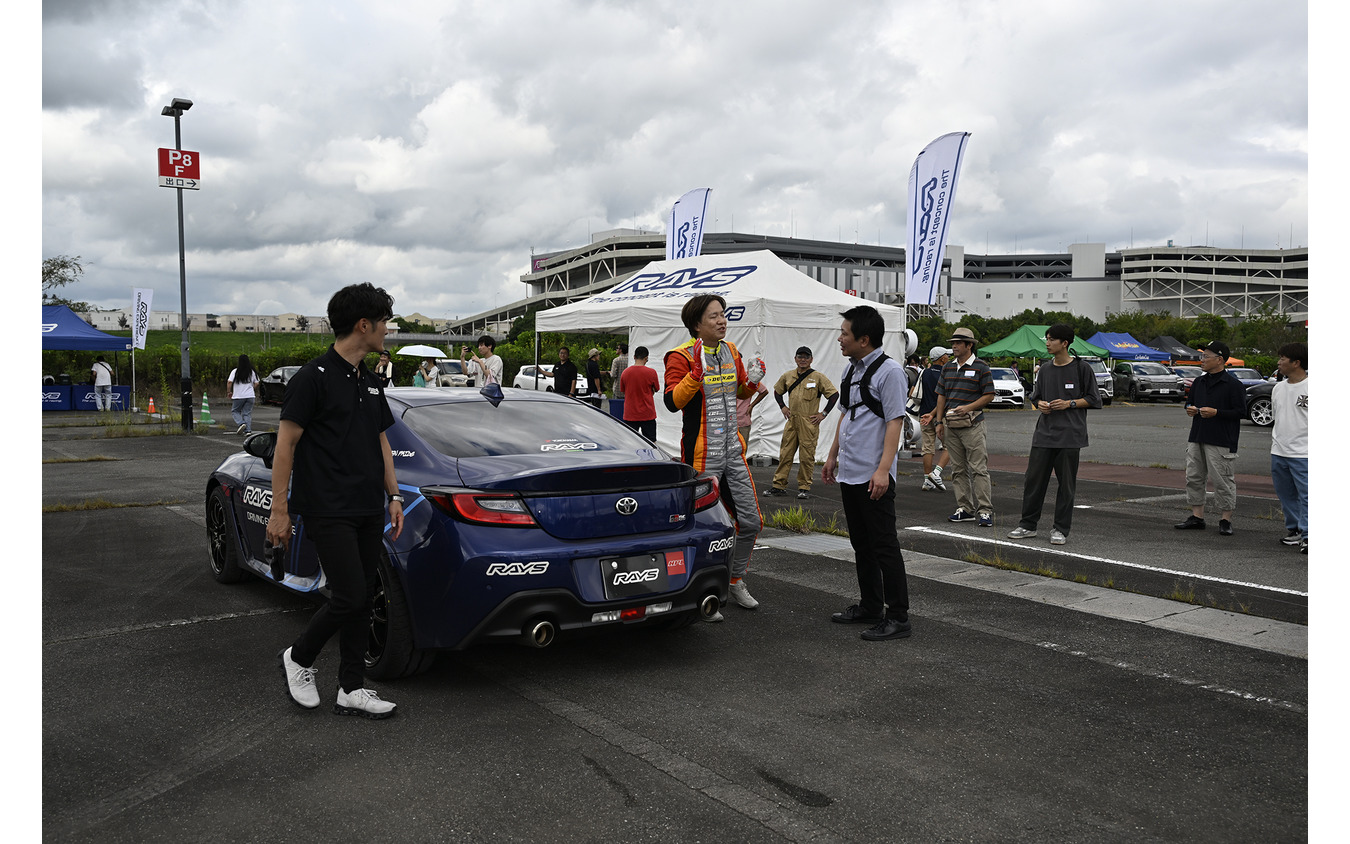 試乗後にはプロドライバーに質問するユーザーが多数見受けられた