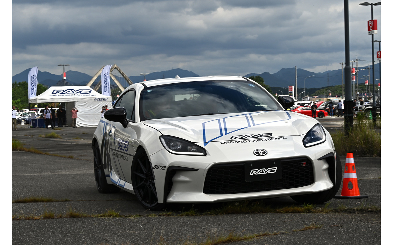 RAYS VOLK RACING CE28N-plusと純正では挙動が外から見ても違いが分かるぐらい大きく変わっていた