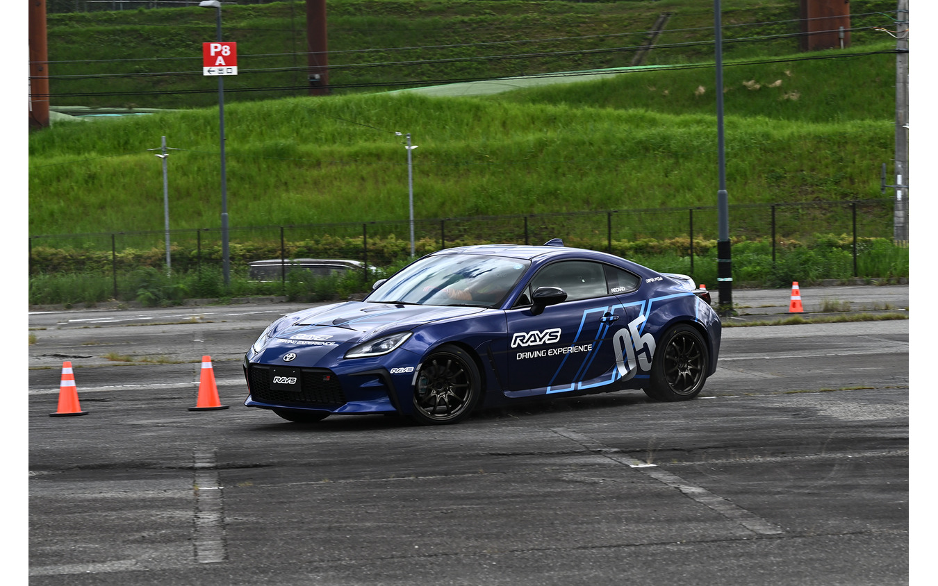 RAYS VOLK RACING CE28N-plusと純正では挙動が外から見ても違いが分かるぐらい大きく変わっていた