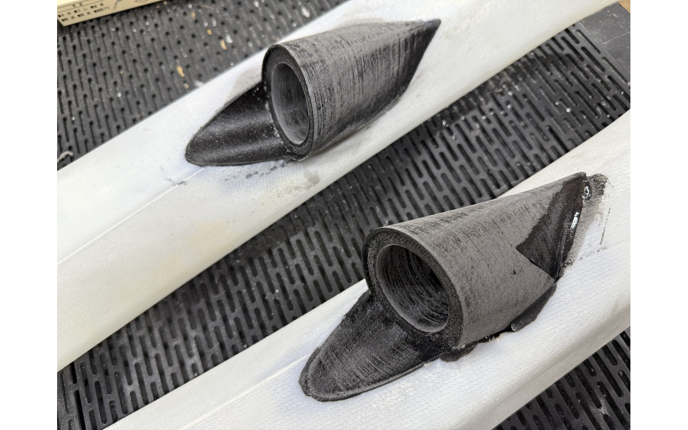 3Dプリンターで作ったパーツと車両の内張などをドッキングさせる作業。ぴたりとフィットするので接着作業がメインになる。