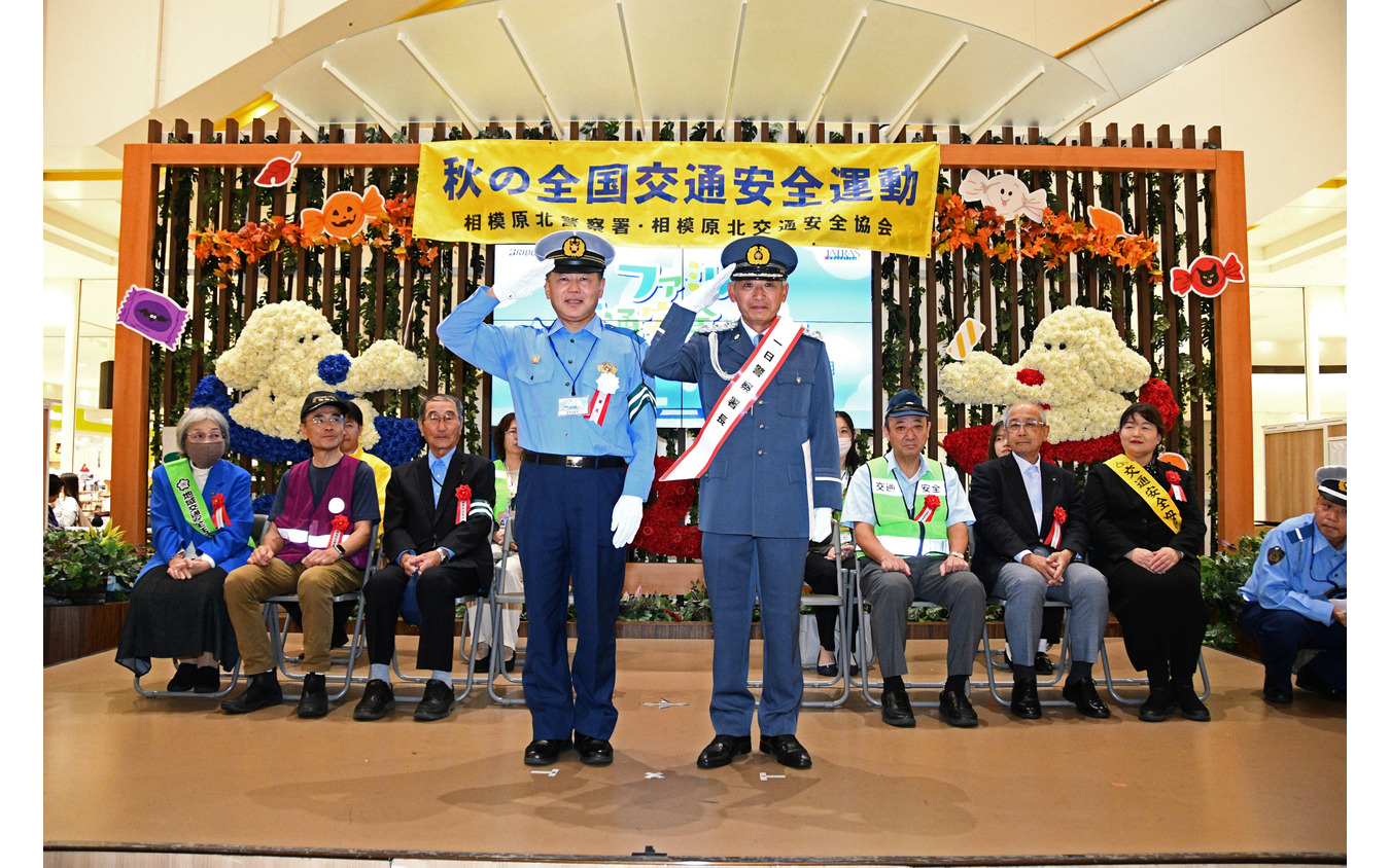 片山右京氏（右）と相高橋喜巳雄 模原北警察署の（左）