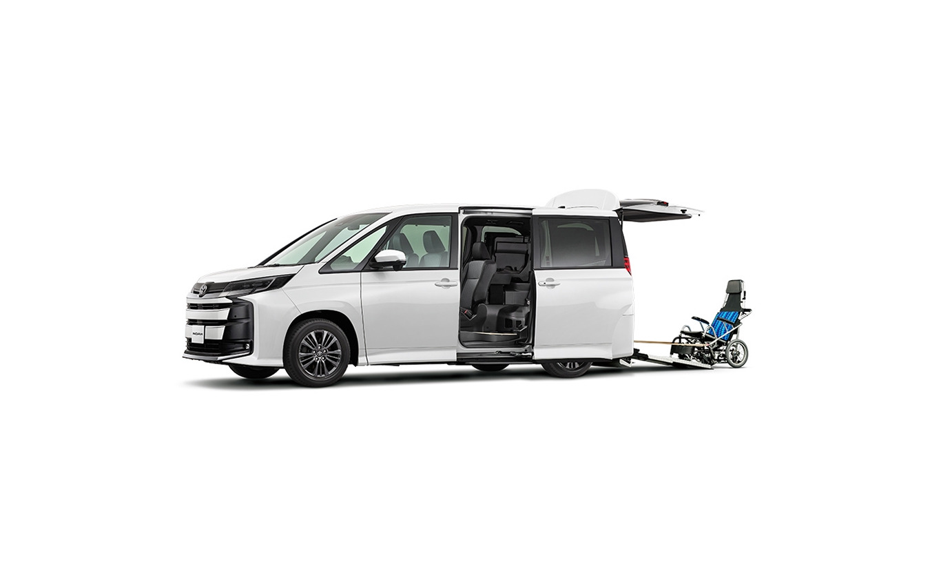 ノアの車いす仕様車 タイプⅠ（車いす2名仕様）引き出し式スロープ