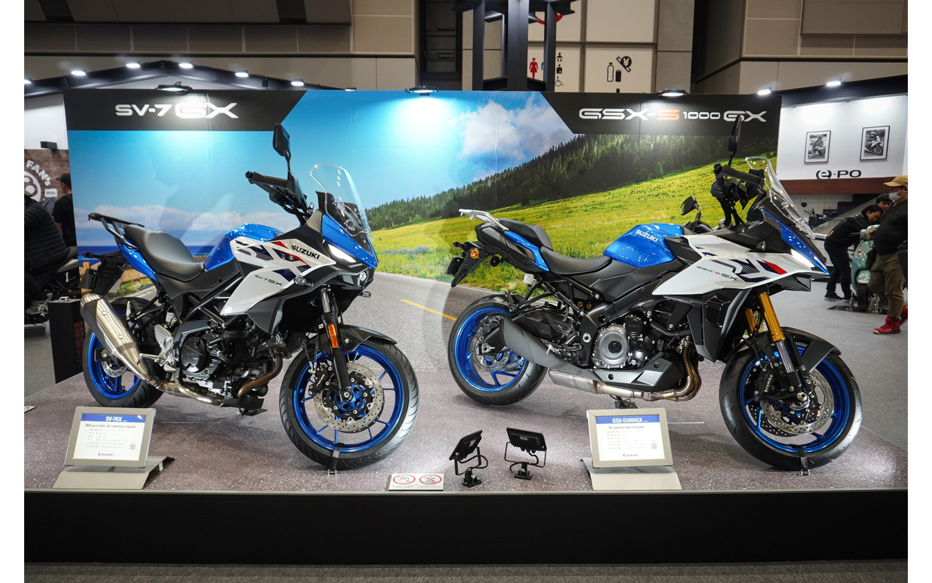 スズキ SV-7GX（左）とGSX-S1000GX（右）（東京モーターサイクルショー2026）