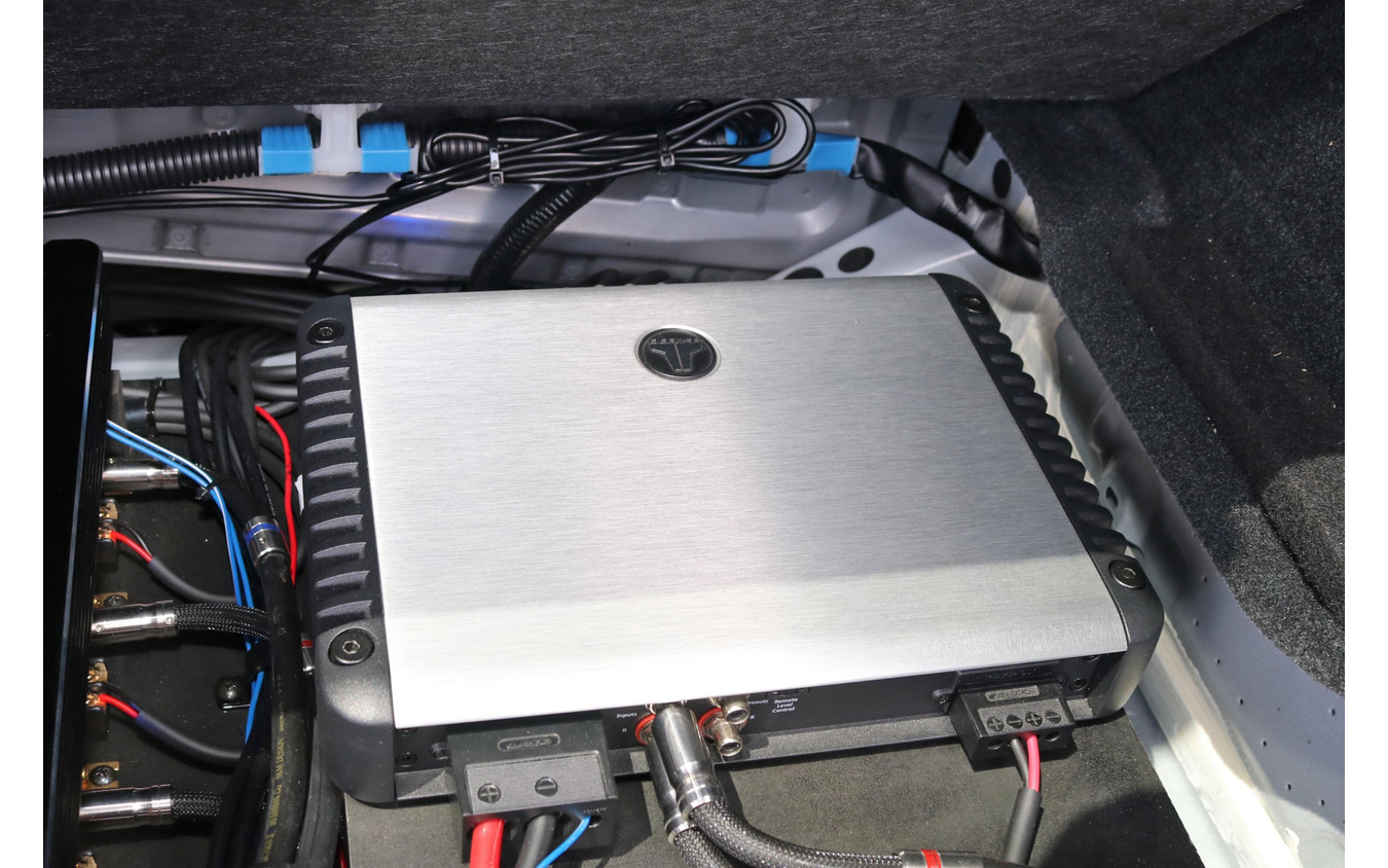 サブウーファー用のパワーアンプとして用意したのがJLオーディオのHD750/1。同じくJLオーディオのサブウーファーを駆動する。