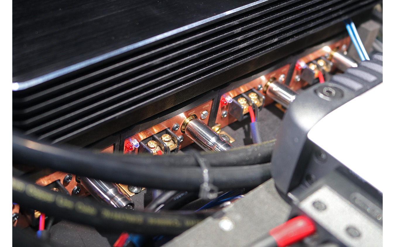 アンプラックの下層を見るとビーウィズのモノラルアンプであるP-100Rがインストールされているのが見える。