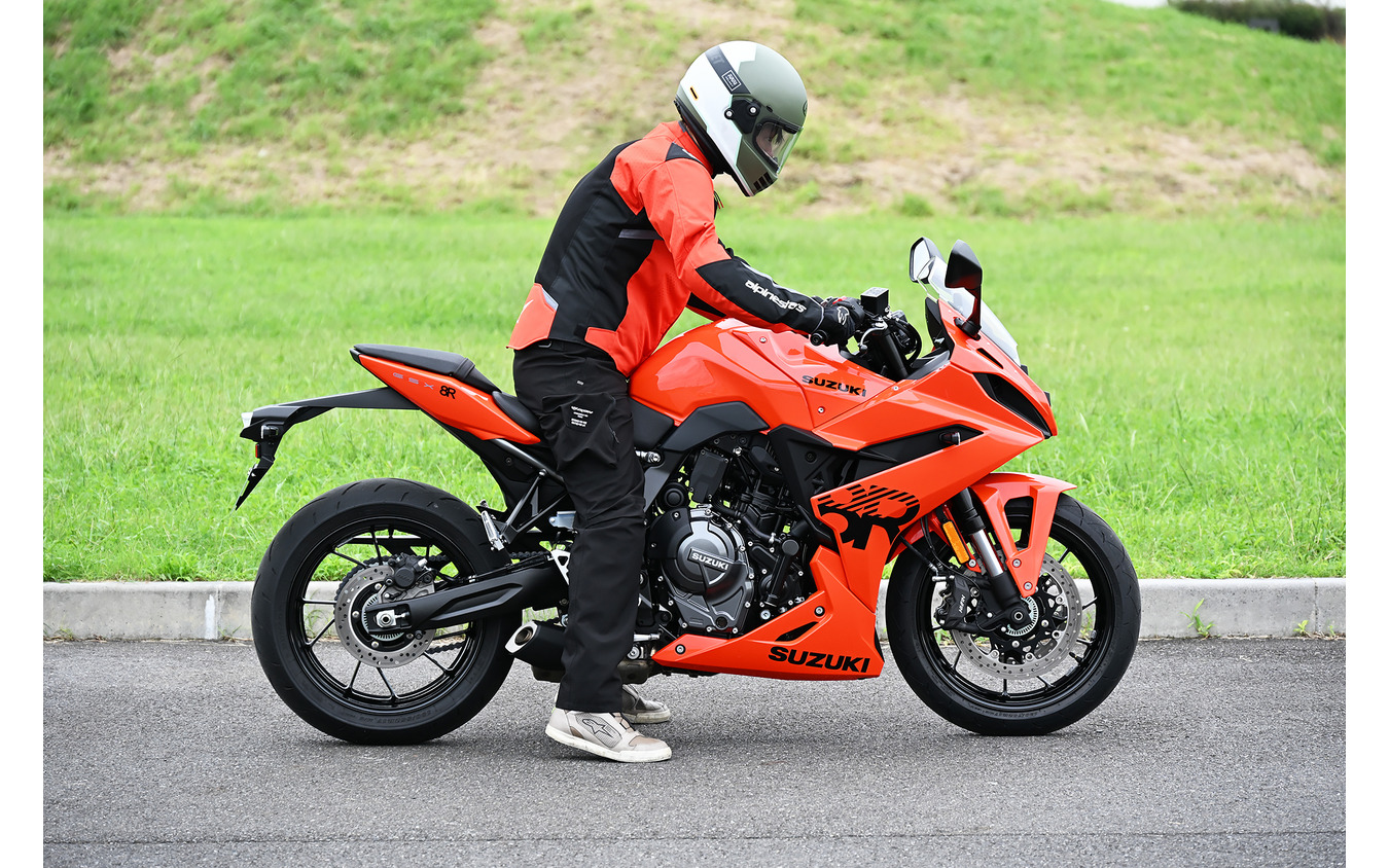 スズキ GSX-8Rの足つき