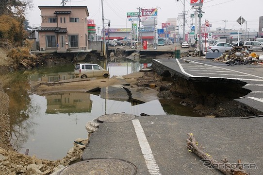 東日本大震災 津波で道路が寸断されたままの石巻 レスポンス Response Jp