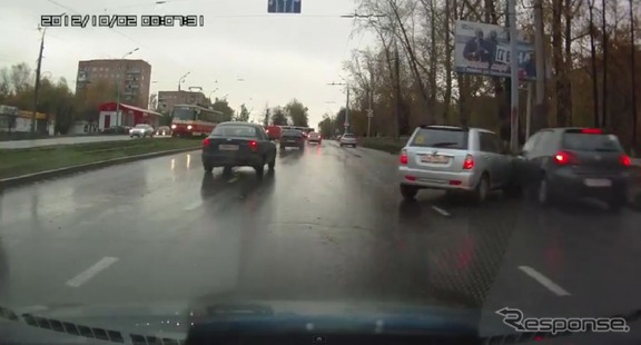 初心者ドライバーの事故 中央車線から大胆右折 ロシア 動画 レスポンス Response Jp 初心者ドライバーの事故 中央車線から大胆右折 ロシア 動画 レスポンス Response Jp