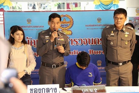 被害者の女性（左端）と容疑者（青いシャツの男）　