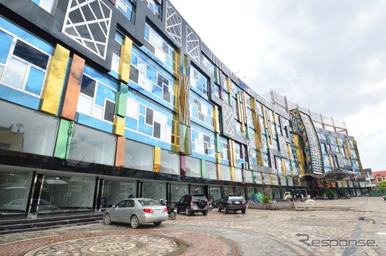 プノンペンヤングコマーシャルセンター、2013年11月オープン予定。