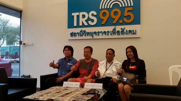 バンコクのタクシー運転手、日本人男性が置き忘れた４７万円返還