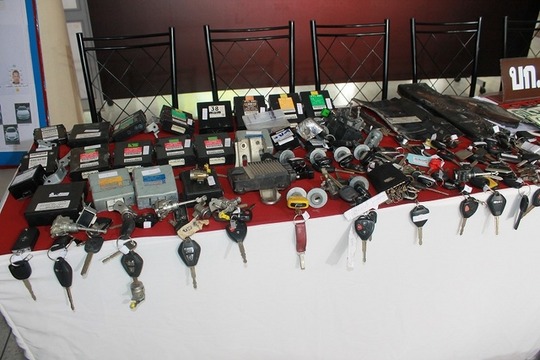 自動車窃盗団か　バンコク郊外の整備工場オーナーら８人逮捕