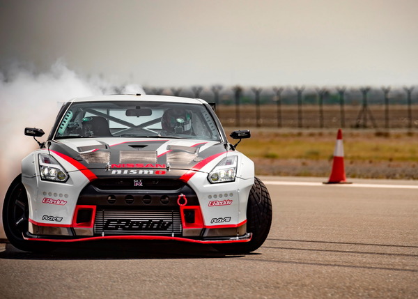 日産 GT-R、高速ドリフト走行のギネス新記録…304.96km/h | レスポンス