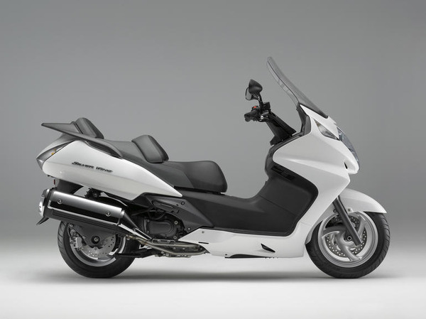 ホンダ、シルバーウイング 600 のカラーリング変更と装備充実 1枚目の ホンダ、シルバーウイング 600 のカラーリング変更と装備充実 1枚目の