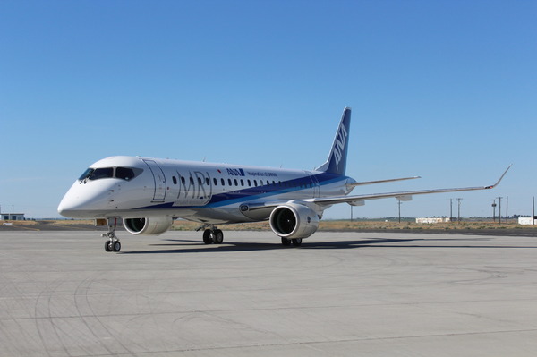 MRJ がパリ到着…ANA塗装で欧州初上陸、エアショーに展示予定