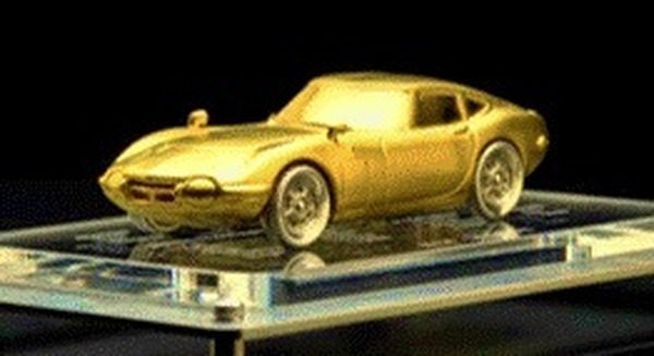 純金のトヨタ 2000GT、1/42スケールでお値段は…？ | レスポンス 