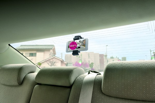使わなくなったスマホを あおり運転録画に活用 リア専用アプリとスマホホルダー登場 レスポンス Response Jp 使わなくなったスマホを あおり運転録画に活用 リア専用アプリとスマホホルダー登場 レスポンス Response Jp