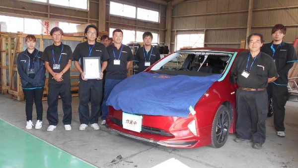 テュフ 三州安全硝子に対し九州初の ガラスリペアショップ認証 を発行 レスポンス Response Jp