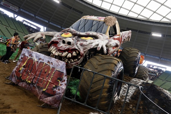 重さ5トン、1500馬力のモンスター級トラックが宙を舞う MONSTER JAM