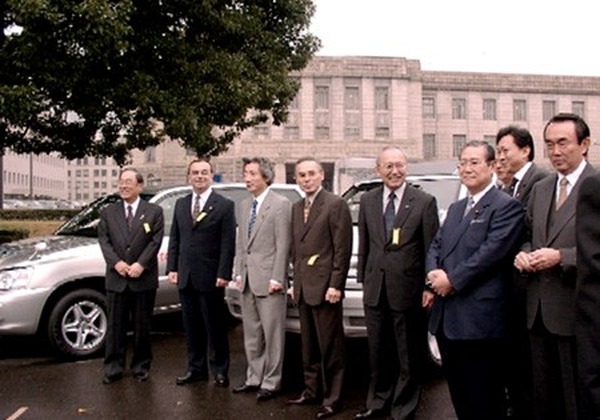 新聞ウォッチ 感動した 小泉首相 燃料電池車は 究極のクルマ だ レスポンス Response Jp