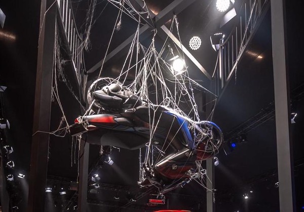 スパイダーマン × NMAX は逆さ宙づり!! マーベル・アメコミ