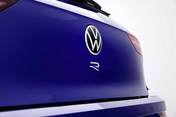 VW ゴルフR 新型、史上最強のゴルフに　11月4日発表