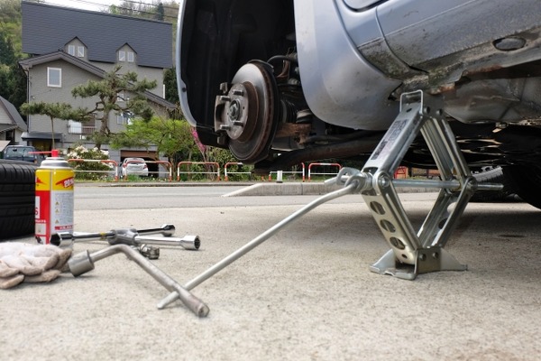 Diyタイヤ交換 ジャッキ倒れに要注意 スタッドレスのシーズン レスポンス Response Jp Diyタイヤ交換 ジャッキ倒れに要注意 スタッドレスのシーズン レスポンス Response Jp