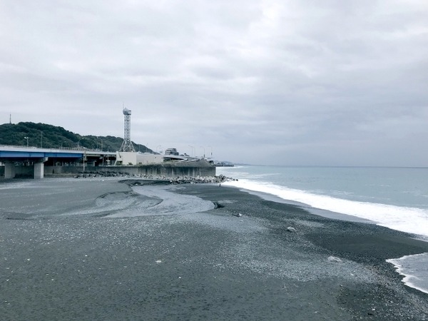 海沿いの高速道路に波！ リモート監視東名高速と西湘バイパス