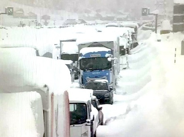 最強の寒気襲来関越道で一時1100台立ち往生、今夜以降も大雪警戒［新聞ウォッチ］