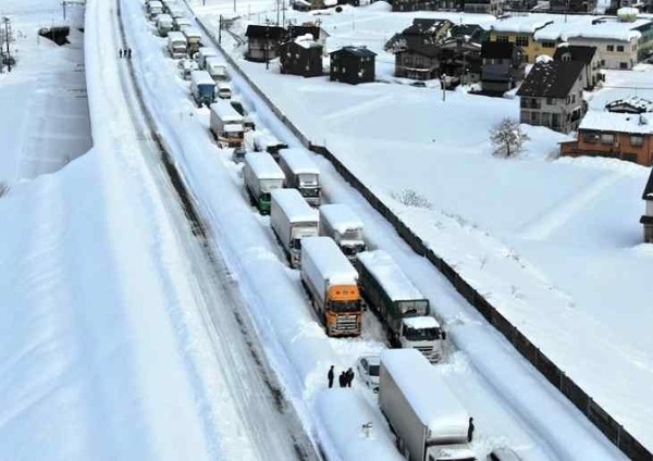 年末年始、大雪による立ち往生発生に注意---国交省が緊急発表