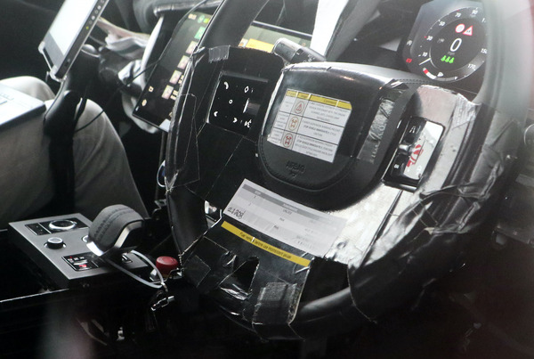 SUVの王様「レンジローバー」次期型、11.4インチタッチスクリーン搭載を確認