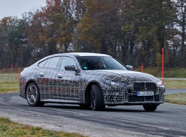 BMWの新型EV『i4』、開発は最終段階にプロトタイプ