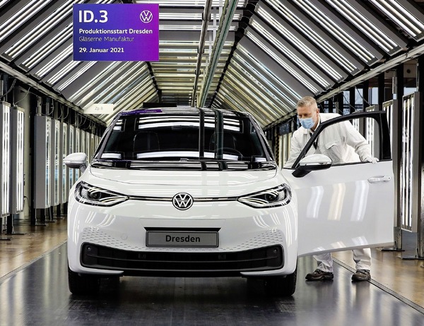 VW『ID.3』、ドイツの「ガラス張り工場」で生産開始新世代EVの本拠地に