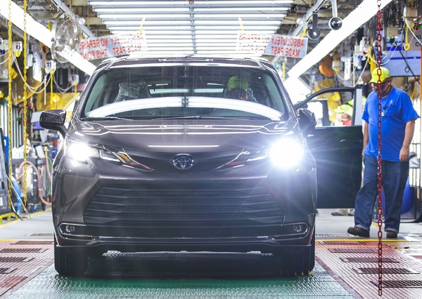 トヨタ、米国生産が3000万台新型ハイブリッドミニバン『シエナ』が記念の車両に