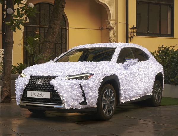 レクサス UX アートカーの最優秀作品、車体を紙の花びらで覆う日本庭園がモチーフ
