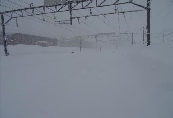 大雪の影響で函館本線札幌以北などが麻痺状態札幌-岩見沢間は18時頃まで運行見合せ