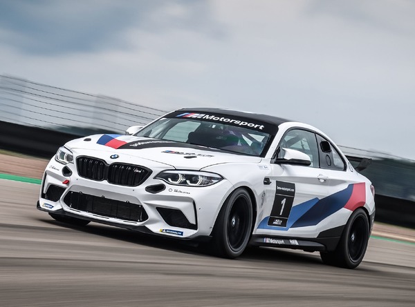 BMW M2 CS「レーシング」が実戦へ 入門レーシングカー