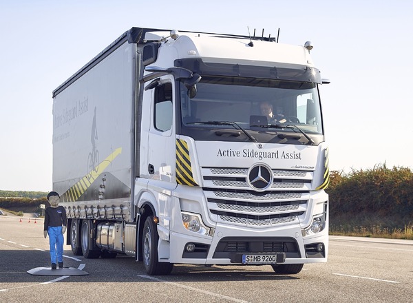 メルセデスベンツのトラック、巻き込み事故防止警告に自動ブレーキ追加6月から欧州で