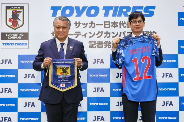 「青×青」が熱い!! トーヨータイヤがサッカー日本代表をサポートどちらも足が重要