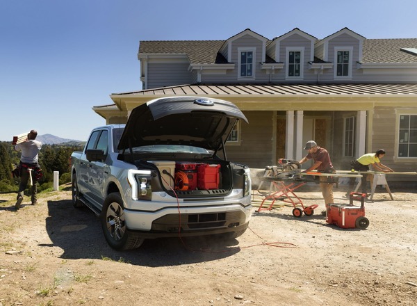 フォードの新型電動トラック F-150ライトニング に「プロ」建設現場の電源として活用