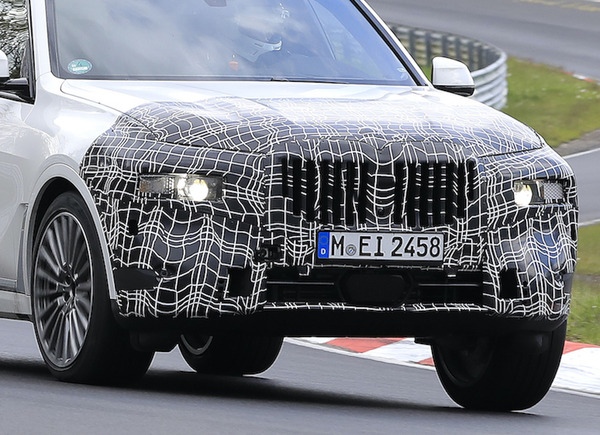BMW X7 が二段式ヘッドライトに!? 改良モデルでPHEVも | レスポンス（Response.jp）