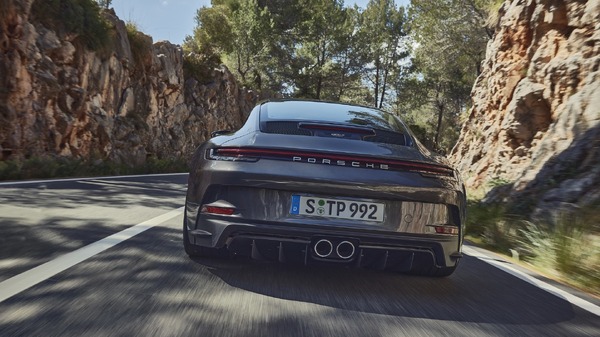 ポルシェ 911 GT3 新型に「ツーリングパッケージ」、リアウイングを廃止欧州発表