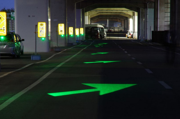 矢印を路面に投影、車線変更予告小型照明装置