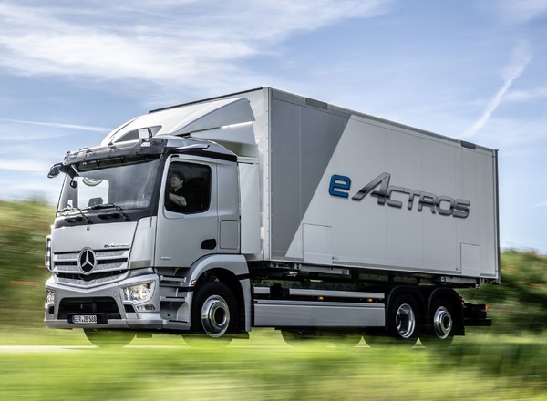 メルセデスベンツ、新型EVトラック『eアクトロス』発表航続は400km