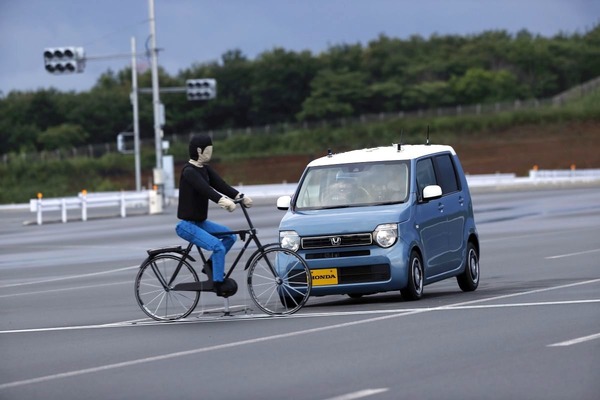 衝突被害軽減ブレーキの対象に自転車　国交省が義務化へ