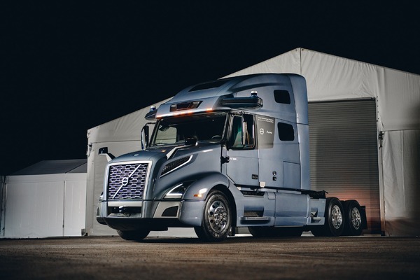 ボルボ、自動運転トラックのプロトタイプ発表北米で実用化へ