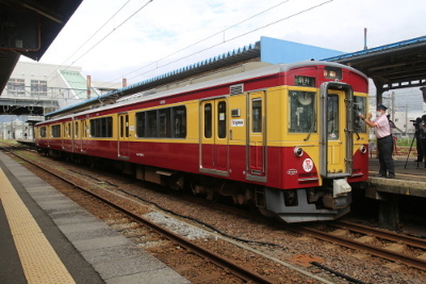 トキ鉄とJRが初代・新潟色でコラボ…ET127系と115系が並ぶ撮影会 11月5-7日 1枚目の写真・画像 | レスポンス(Response.jp)